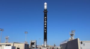 Raketa Firefly Alpha na startovní rampě na Vandenbergově základně v Kalifornii