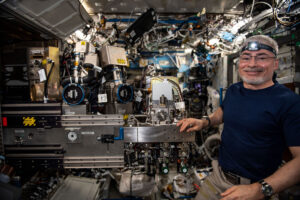 Mark Vande Hei si už 14 dní před návratem zajistil rekord pro nejdelší nonstop pobyt amerického astronauta v kosmickém prostoru.