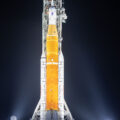 Raketa SLS s kosmickou lodí Orion na rampě LC-39B