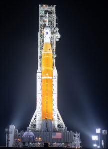 Raketa SLS s kosmickou lodí Orion na rampě LC-39B