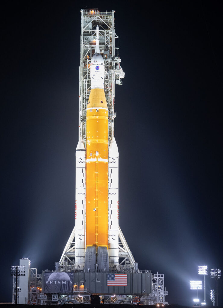 Raketa SLS s kosmickou lodí Orion na rampě LC-39B