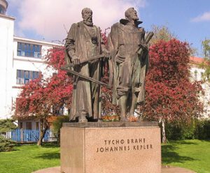 Známé sousouší Tychona Brahe a Johannese Keplera v Praze na Pohořelci.