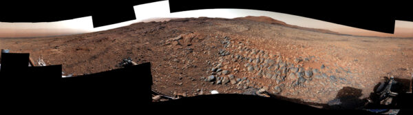 23. března roku 2022 (3 423. sol Curiosity na Marsu) pořídily kamery MastCam snímky, ze kterých bylo složeno toto 360° panorama. Pole větrem zbroušených kamenů (ventifaktů) dostalo od pozemního týmu neoficiální označení gator-back.