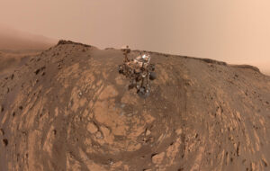 Rover Curiosity vyfocený kamerou MAHLI na robotickém rameni 26. února 2020 v oblasti Greenheugh Pediment