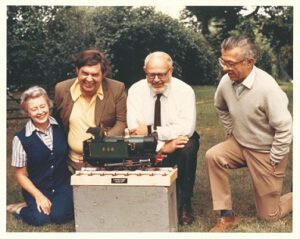 Autoři B2FH článku. Zcela vlevo Margaret Burbidge, dále Geoffrey Burbidge, William Fowler a zcela vpravo Fred Hoyle.
