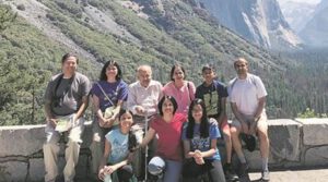 Blízký spolupracovník Freda Hoylea Jayant Narlikar s rodinou v Yosemitském národním parku v Kalifornii.
