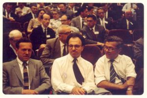 Autoři teorie ustáleného stavu, která ve své době konkurovala modelu velkého třesku. Vlevo Thomas Gold, uprostřed Hermann Bondi a vpravo Fred Hoyle.