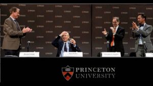 James Peebles (druhý zleva) na tiskové konferenci Princetonské univerzity.
