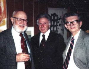 Robert Dicke (vpravo) na setkání s Williamem Fowlerem (vlevo) a Marvinem Goldbergerem (uprostřed).