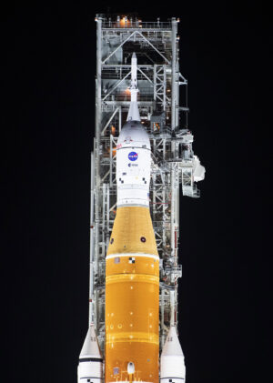 Horní část rakety SLS s lodí Orion pro misi Artemis I.
