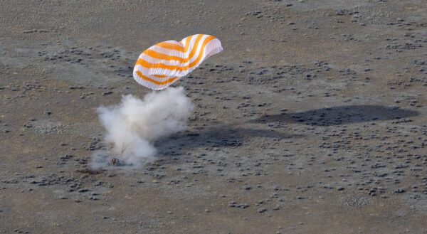 Přistání lodě Sojuz MS-19