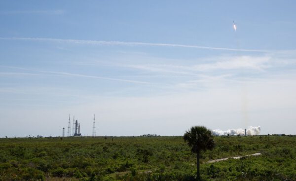 Raketa SLS a startující raketa Falcon 9 na misi Axiom 1