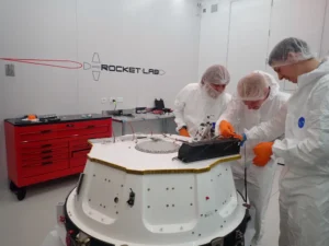 Družice od společnosti Alba Orbital v čisté místnosti firmy Rocket Lab.