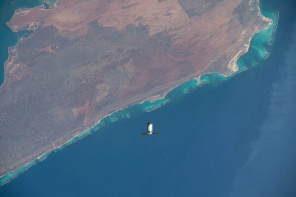 Nákladní loď Cygnus NG-17 nazvaná Piers Sellers (po astronautovi, který se významně podílel na budování stanice) se na tomto snímku vznáší nad Cape Range National Park vytvářejícím výběžel na samém severozápadě Austrálie. Zdroj: flickr.com