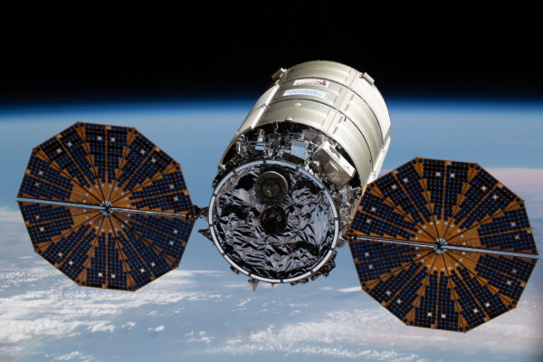 Nákladní loď Cygnus společnosti Northrop Grumman s nápadnými kruhovými solárními panely UltraFlex se 21. února 2022 blíží k Mezinárodní vesmírné stanici. Přivezla 8 300 kg nových vědeckých experimentů, zásob pro posádku a vybavení stanice. Zdroj: flickr.com
