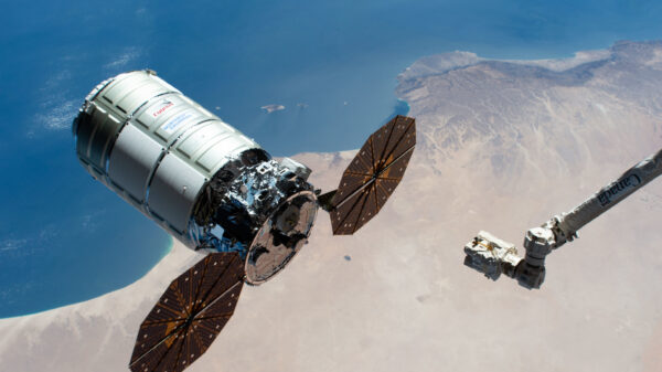 Náladní loď Cygnus těsně předtím, než ji zachytila staniční robotická paže Canadarm2 naváděná astronautem Rajou Chari. V pozadí pobřeží Ománu. Zdroj: flickr.com