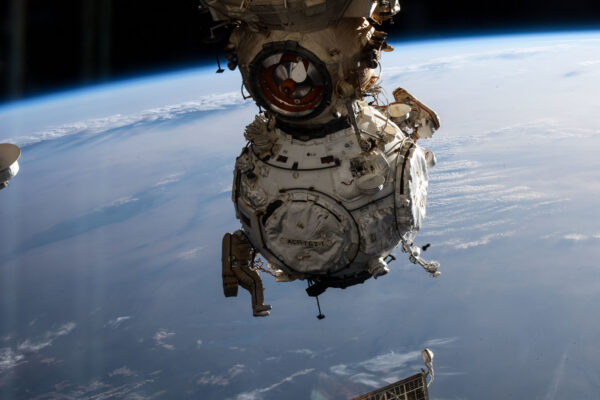 Na snímku z 19. ledna 2022 se ještě ohlížíme za první kosmickou vycházkou roku, kterou vykonala dvojice Pjotr Dubrov (s modrými proužky dole) a Anton Škaplerov (červené pruhy nahoře). Prováděli přípravy modulu Pričal, aby u něj mohly dokovat kosmické lodi. Výstup skončil po 7 hodinách a 11 minutách úspěšným splněním všech úkolů. Zdroj: flickr.com