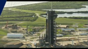 SpaceX staví v komplexu LC-39A infrastrukturu pro starty Super Heavy Starship (v levé části fotografie)