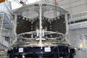 Struktura evropského servisního modulu pro Artemis 4 v Thales Alenia Space Italia