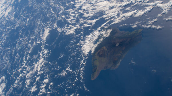 Hawaii je největší havajský ostrov. Vlevo dobře vidíme vrchol sopky Mauna Kea s observatořemi a vpravo vrchol Mauna Loa. Zdroj: flickr.com