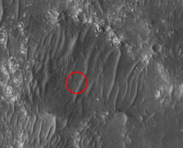 Pravděpodobně stín Ingenuity zachycený kamerou HiRISE sondy MRO 18. 2. 2022. Zdroj: NASA/JPL-Caltech/UArizona, https://www.uahirise.org