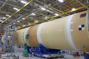 Barevně odlišené prvky centrálního stupně rakety SLS pro Artemis II (zprava horní lem, kyslíková nádrž, intertank, vodíková nádrž), 12. března 2022. K dokončení centrálního stupně zbývá připojit k vodíkové nádrži motorovou sekci.