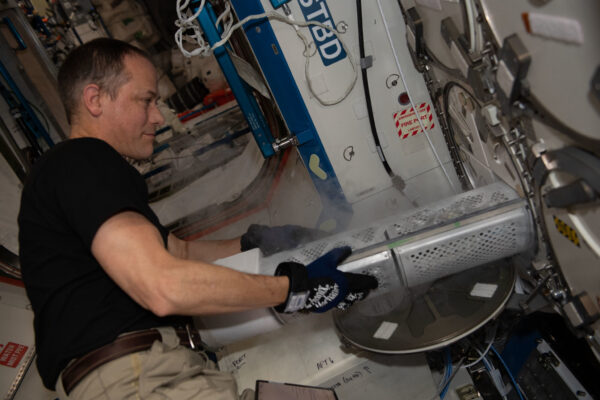Thomas Marshburn ukládá vzorky krve, které předtím odebral, do mrazáku Mezinárodní vesmírné stanice, známého také jako MELFI (Minus Eighty-Degree Laboratory Freezer for ISS, tedy mrazák s teplotou mínus 80 st.). Zdroj: flickr.com