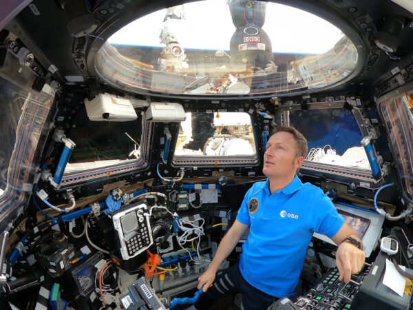 25. 2. 2022 uplynulo už 100 dní pobytu evrpského astronauta Matthiase Maurera (Německo) na ISS. Oslavil jej publikováním nádherného pozdravu z modulu Cupola. Zdroj: pbs.twimg.com