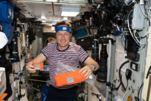 Matthias Maurer s měřiči kosmického záření na ISS.