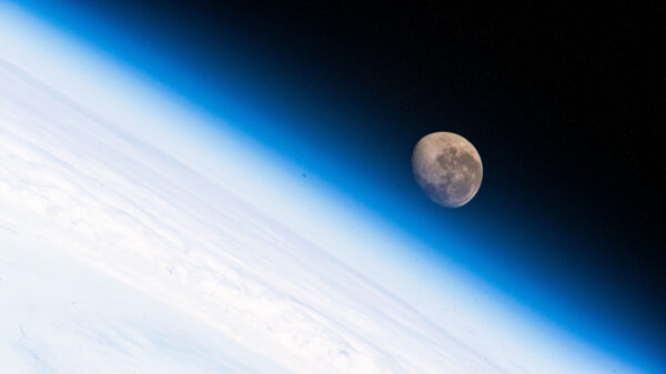 Měsíc nad vrstvami atmosféry byl zachycen 21. ledna teleobjektivem s ohniskovou vzdáleností 500 mm. Zdroj: flickr.com