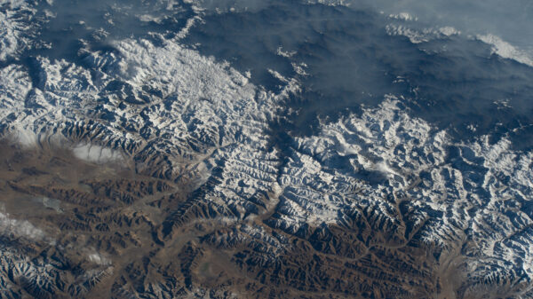 Na snímku z 12. února 2022 pořízeném s objektivem nastaveným na ohnisko 105 mm vidíme vpravo od středu nejvyšší horu světa Mt. Everest v pohoří Himálaj. Zdroj: flickr.com