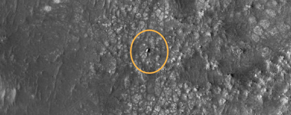 Rover Perseverance 18. 2. 2022 vyfotografovaný kamerou HiRISE sondy MRO. Zdroj: NASA/JPL-Caltech/UArizona, https://www.uahirise.org