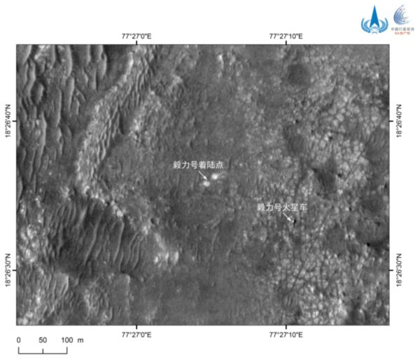 Na snímku oběžné části mise Tianwen-1 vidíme světlé skvrny po odfouknutí prachu přistávacími raketami létajícího jeřábu z doby přistání a vpravo je rover Perseverance. Zdroj: pbs.twimg.com