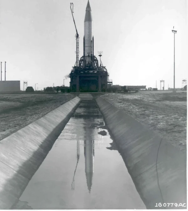 Nosná raketa Atlas-B na LC-11 před startem s družicí SCORE v prosinci 1958.