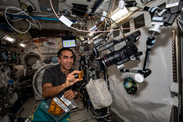 Raja Chari balí experiment Rhodium Synthetic Cryptobiology pro návrat na Zemi v lodi Cargo Dragon. Výsledky biotechnologické studie by mohly pomoci vytvořit odolnější komponenty pro vesmírné technologie a extrémní prostředí na Zemi. Zdroj: flickr.com