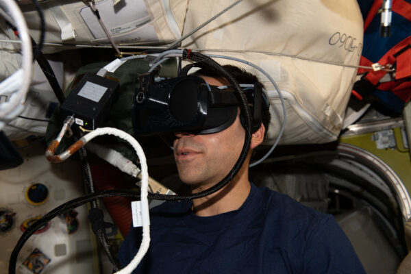 Raja Chari má na sobě brýle pro virtuální realitu, aby si procvičil scénáře záchrany při výstupu do vesmíru, které by se používaly při manévrování pomocí zařízení SAFER Jet Pack (Simplified Aid For EVA Rescue). Zdroj: flickr.com