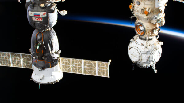 Kosmická loď Sojuz MS-19 v popředí a uzlový modul Pričal o něco více v pozadí se vznáší nad noční stranou Země. V dáli vidíme soumrak v jednotlivých vrstvách atmosféry. Zdroj: flickr.com