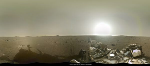 Panorama ze solu 386. Po delší době pořídil rover také snímky oblohy. Zdroj: NASA/JPL-Caltech/Damia Bouic, https://db-prods.net