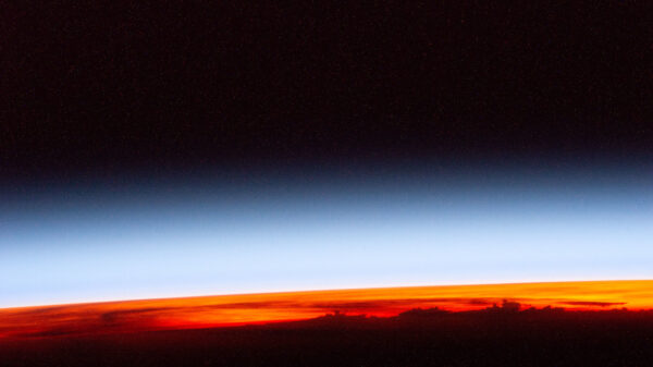 Zemská atmosféra tvoří pouze velmi tenkou slupku kolem naší planety. V troposféře se odehrává většina nejviditelnějších projevů počasí, proto v ní vidíme oblaka a má červenou barvu (protože se zde rozptýlilo veškeré modré sluneční světlo). Nad ní leží stratosféra modrobílého vzhledu a v přechodu do černé vidíme mezosféru. I zde se někdy vyskytují oblaka, například v létě na severu. Zdroj: flickr.com