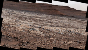 15. března (3 415. sol pobytu Curiosity na Marsu) pořídily kamery Mastcam několik snímků, které pokrývají pole ventifaktů - pískovcových kamenů, které byly vlivem větru obroušeny do ostrých hran. Toto pole dostalo neoficiální označení gator-back.