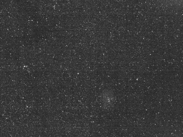 Díky desetisekundové expozici kamer T2CAM je ve spodní části vidět mlhovina Rozeta.