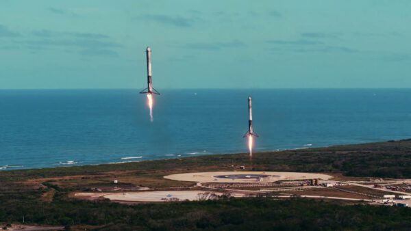 Přistání bočních stupňů Falconu Heavy při premiérové misi.