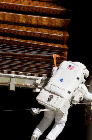 Manipulace se starými fotovoltaickými panely na stanici ISS.