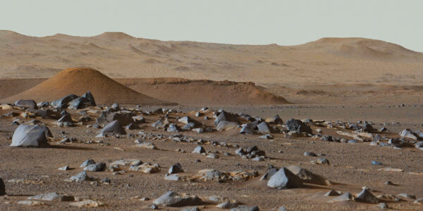 Na snímku ze solu 395 vidíme v popředí kameny oblasti Séítah a v dálce pahorek, který byl směrem k severozápadu od roveru. Zdroj: imgur.com