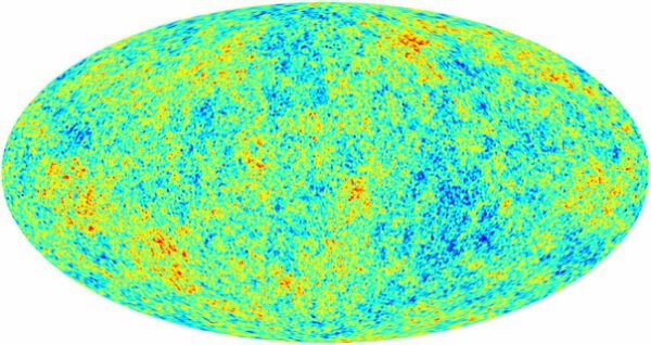Numerická simulace rozložení teplotních fluktuací reliktního záření ve vesmíru, který by měl celkovou velikost třikrát větší než náš pozorovatelný vesmír. Porovnej s naměřenou mapou z Plancku (viz výše).