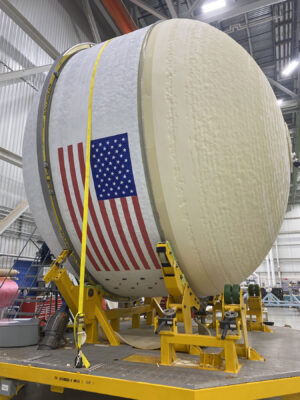 Vodíková nádrž pro horní stupeň ICPS pro Artemis 3 v továrně ULA v Decaturu v Alabamě, 8. března 2022