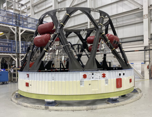 Intertank horního stupně pro misi Artemis III. Úkolem této konstrukce je spojit kyslíkovou a vodíkovou nádrž.
