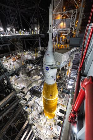 Raketa SLS prošla opravami před dalším testem plnění palivem