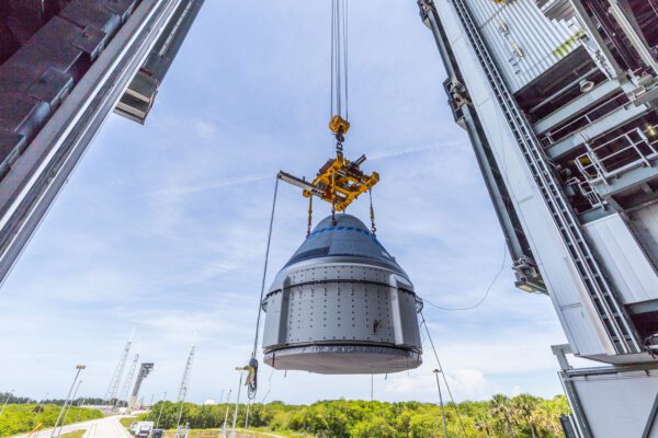 Zvedání lodi Starliner na raketu Atlas V