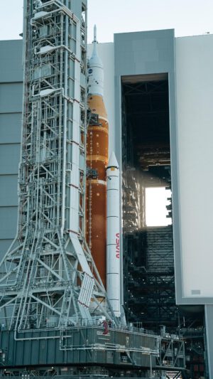 První vývoz rakety SLS na rampu proběhl 17. března.